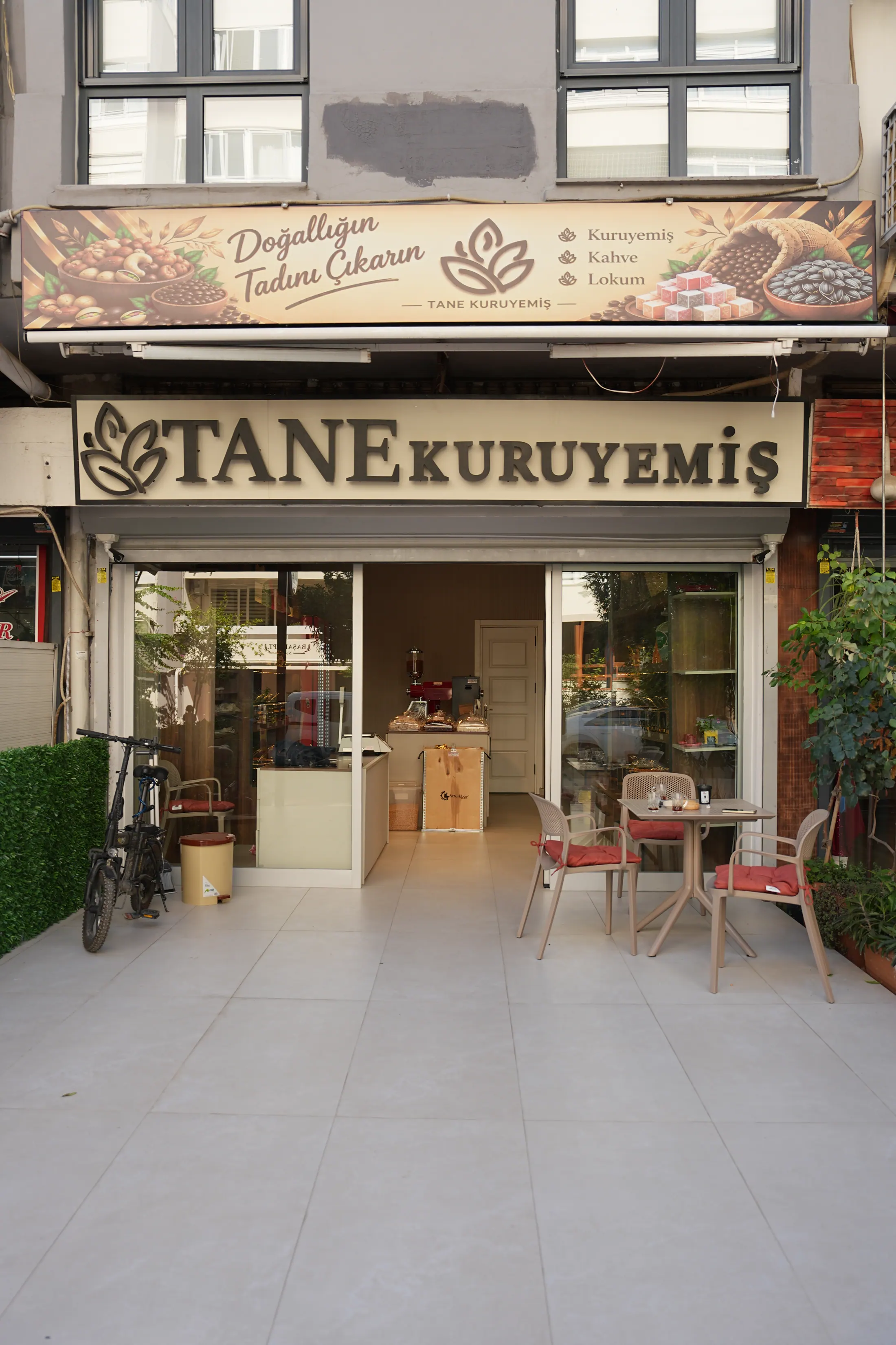 Tane Kuruyemiş mağaza vitrini